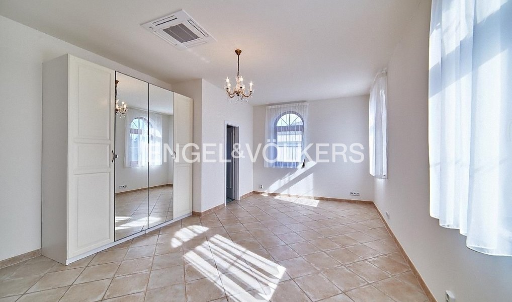 Pronájem domu 243 m² s pozemkem 718 m², Praha – náhled fotky 3