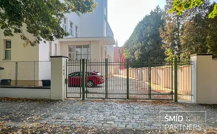 Prodej parkovacího stání v uzavřeném vnitrobloku - Poděbrady, Pavlovova 619., Pavlovova, Poděbrady - Poděbrady III, okres Nymburk