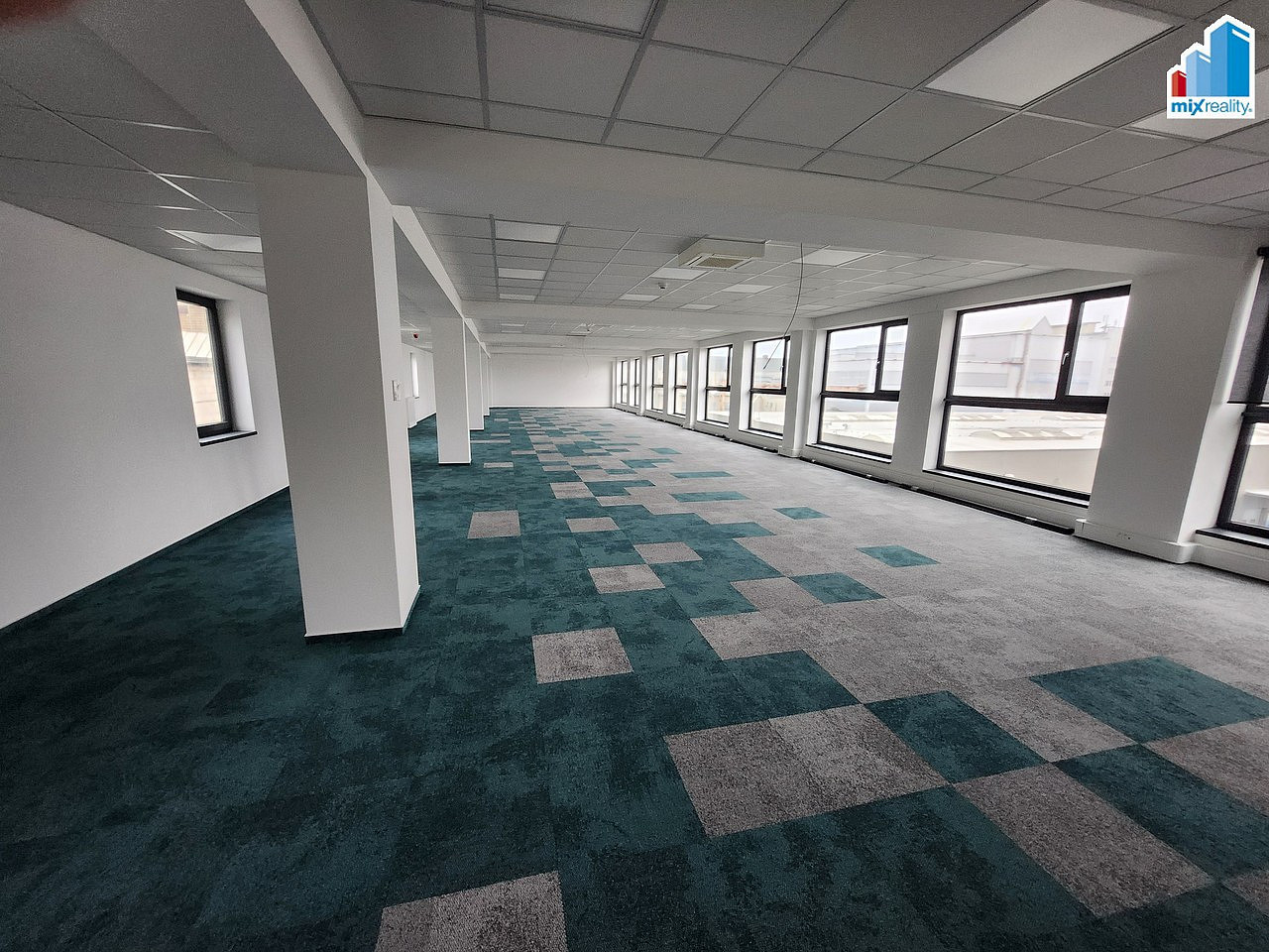 Pronájem kanceláře 1 849 m² – fotografie 2