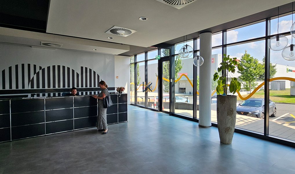 Pronájem kanceláře 322 m², Nupaky – náhled fotky 12