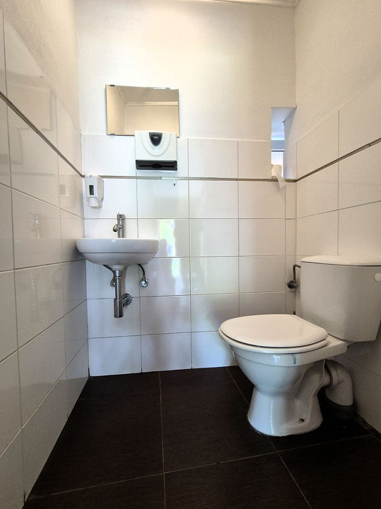 Pronájem obchodních prostor 64 m² — photo 2