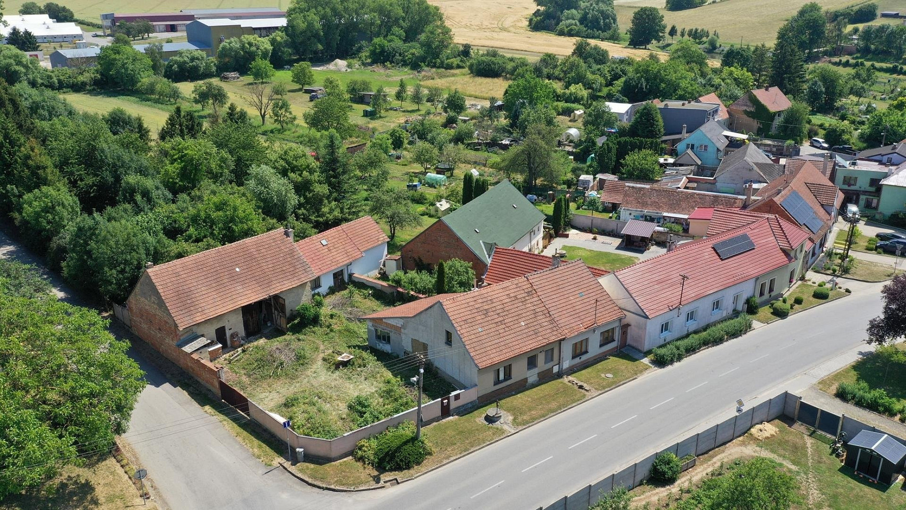 Prodej stavebního pozemku 1 639 m² – fotografie 3