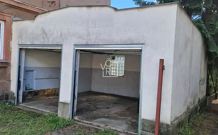 Prodej zděné dvougaráže a další dvě parkovací stání na vlastním pozemku, dobrý stav, Trutnov centrum, Trutnov