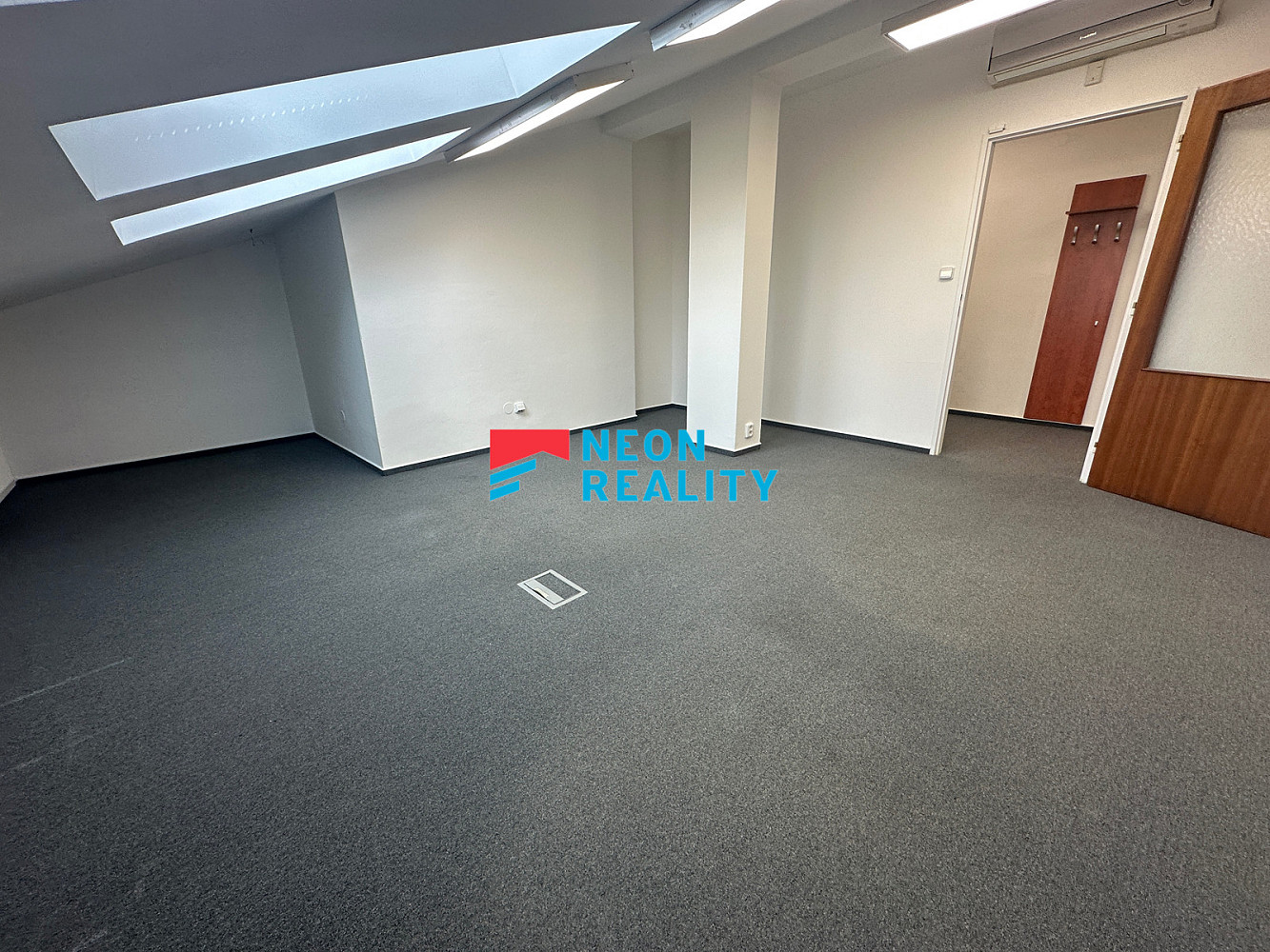 Pronájem kanceláře 47 m² — photo 2