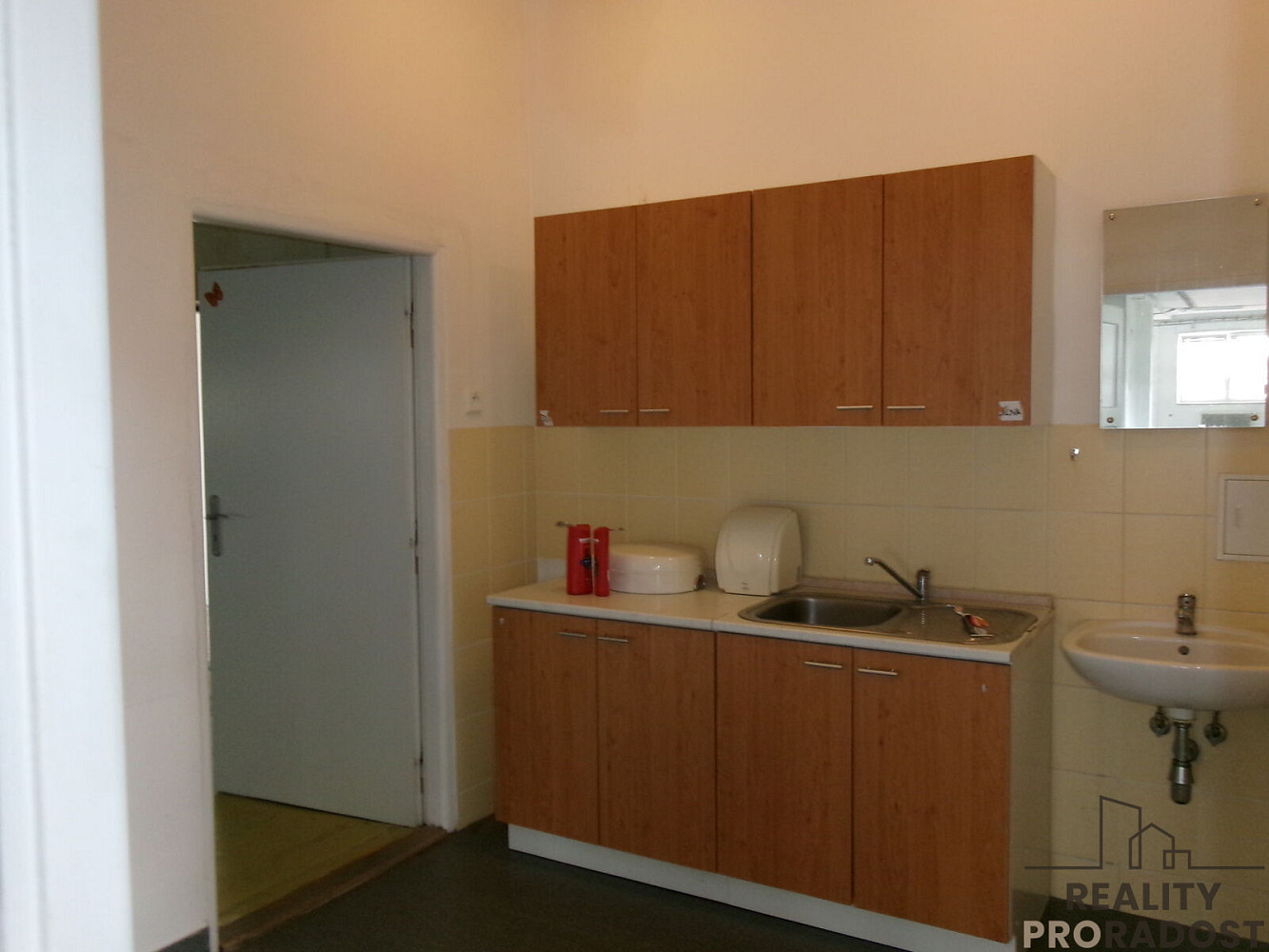 Pronájem skladovacích prostor 180 m² – fotografie 4