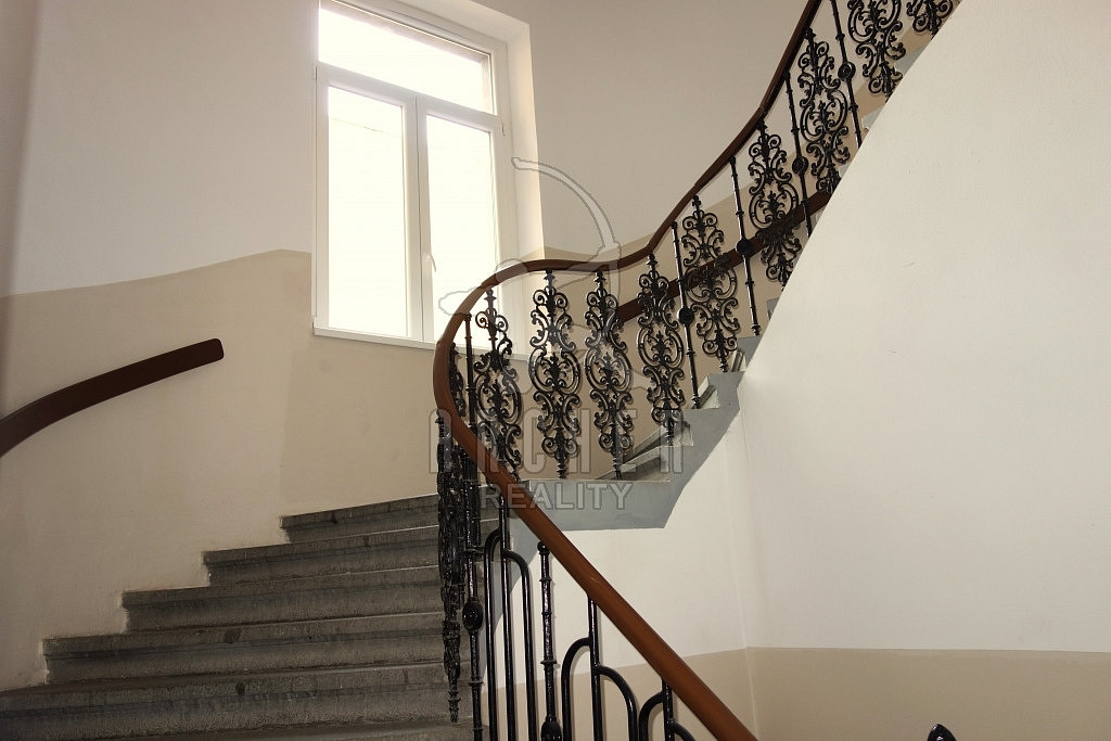 Prodej nájemního domu, činžáku 1 271 m² — photo 2