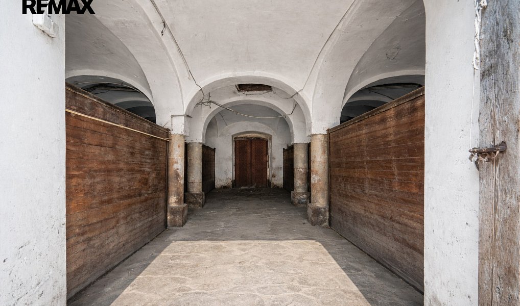 Prodej zemědělského objektu 951 m², Hluboké Dvory – náhled fotky 15