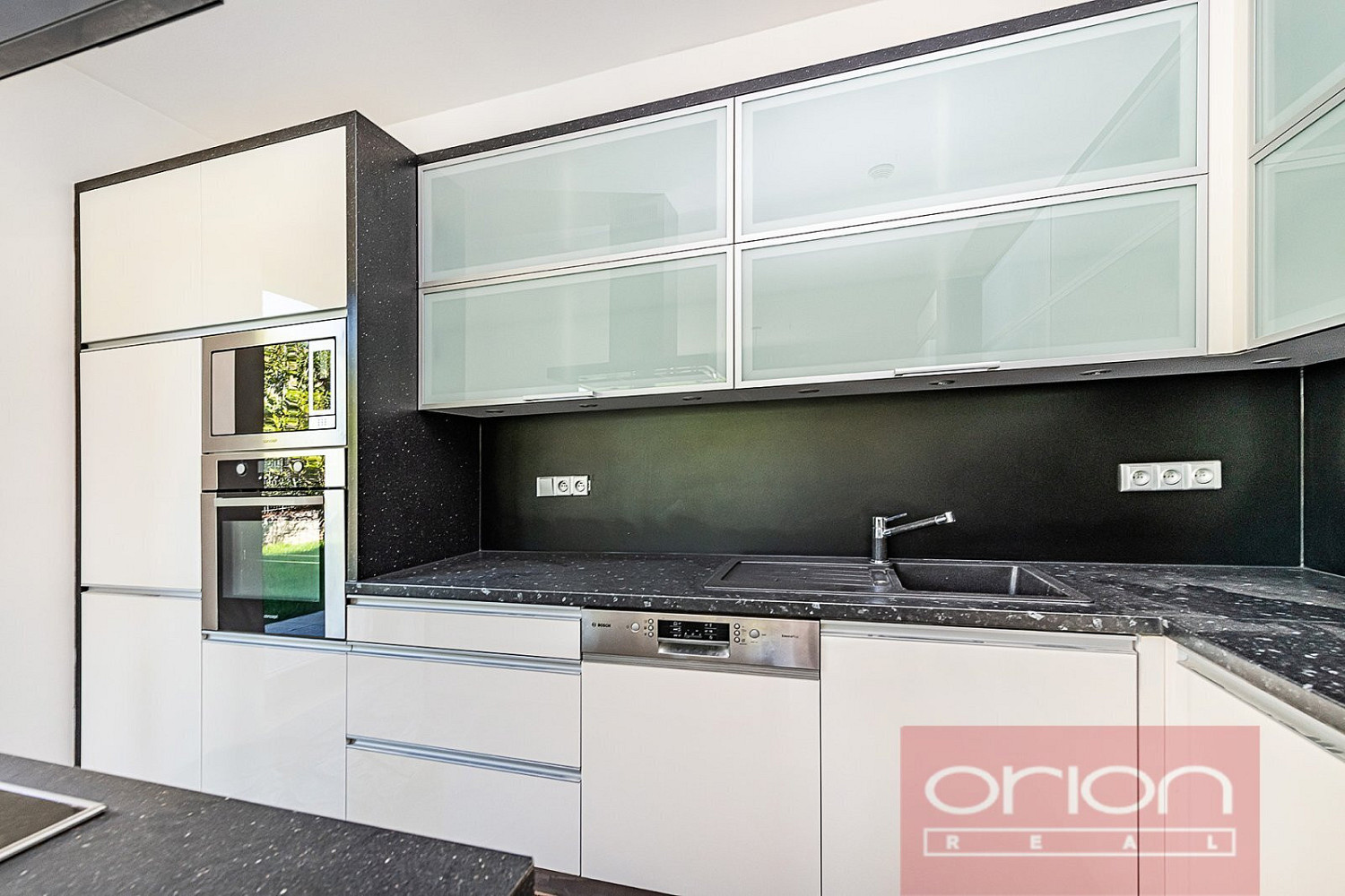 Pronájem domu 360 m² s pozemkem 773 m² — photo 3