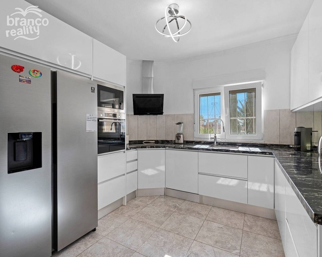 Prodej domu 223 m² s pozemkem 1 000 m² - Vista 4