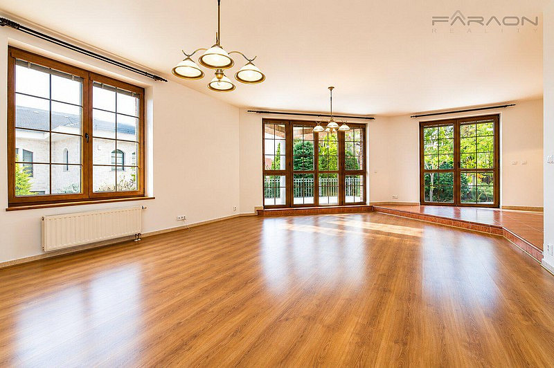 Pronájem domu 384 m² s pozemkem 670 m² – fotografie 3