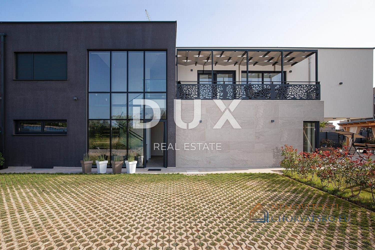 Prodej domu 300 m² s pozemkem 600 m² - Widok 4