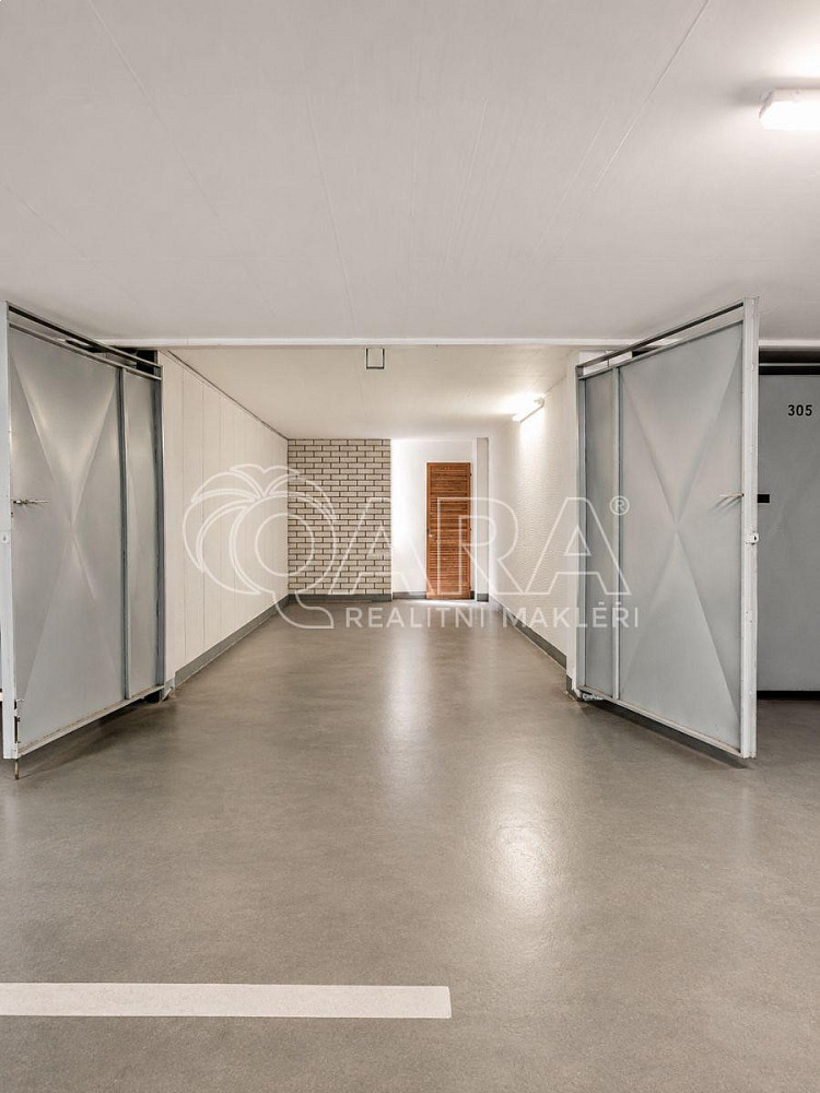 Pronájem samostatné uzamykatelné garáže 18,3 m2 frýdlanská praha 8 — photo 4