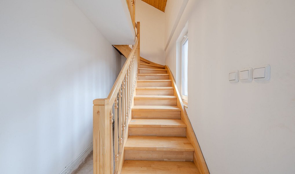Prodej domu 182 m² s pozemkem 442 m², Komňa – náhled fotky 10