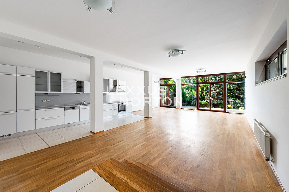 Pronájem domu 373 m² s pozemkem 857 m²