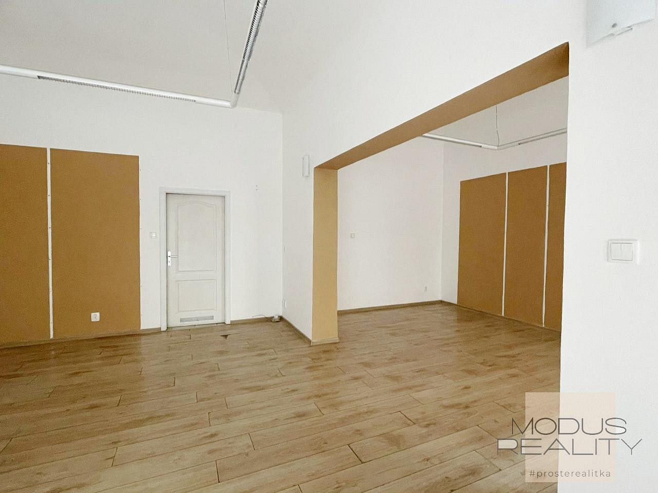 Pronájem nebytového prostoru 40 m², Praha 3 - Žižkov, výloha, MHD, sociální zázemí – pohled 2