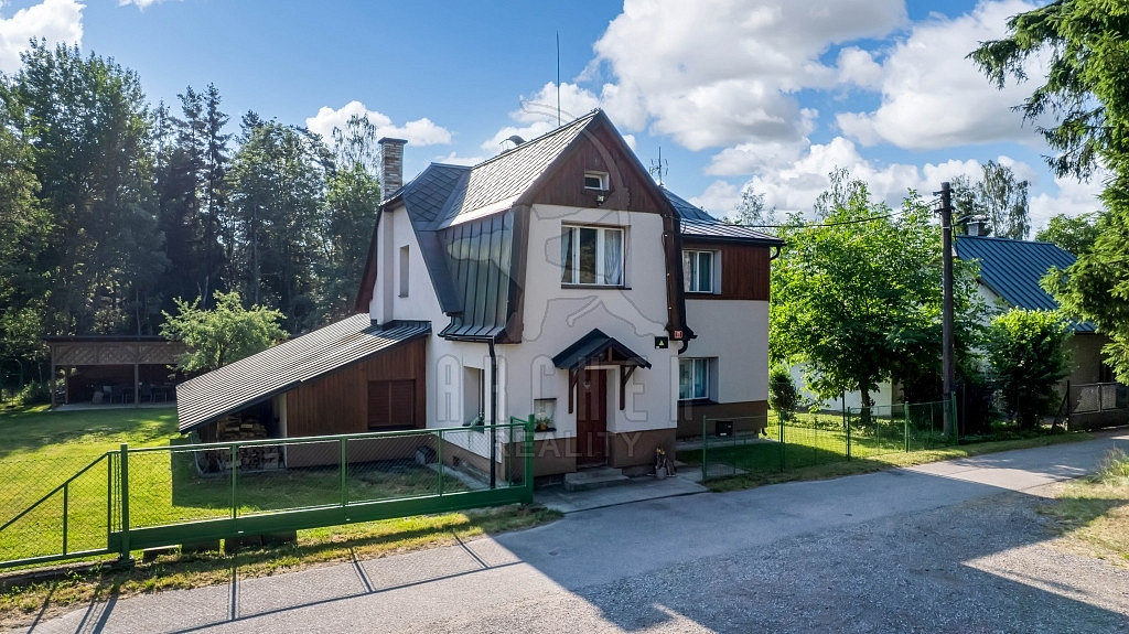 Prodej domu 223 m² s pozemkem 2 579 m²