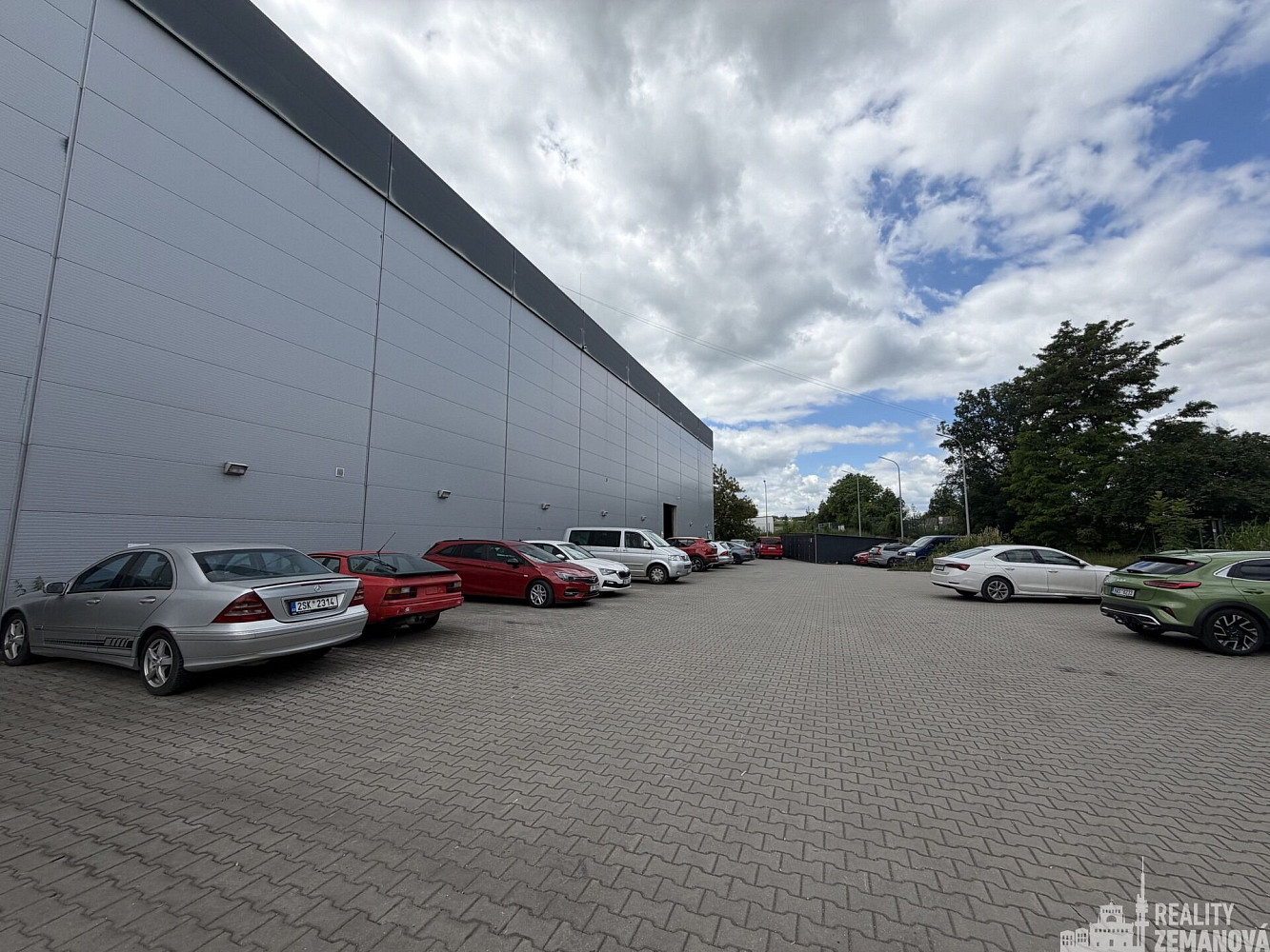 Pronájem skladovacích prostor 1 637 m²