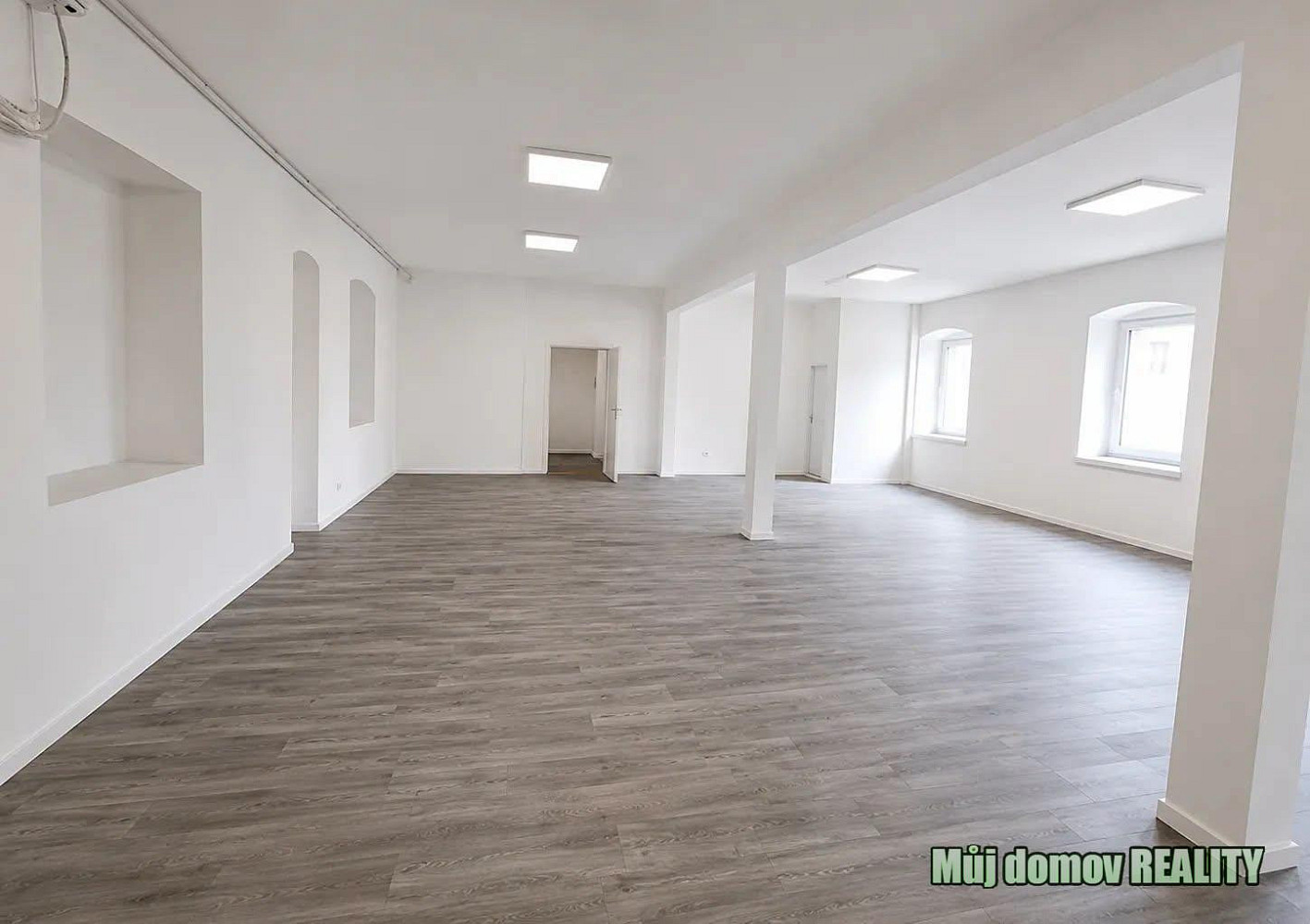 Pronájem domu 1 300 m² s pozemkem 1 022 m² – fotografie 2