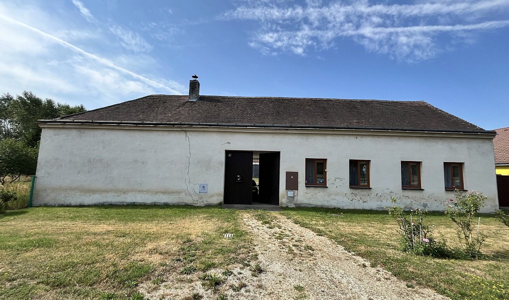 Prostorný venkovský statek v Holešicích u Dačic ideální pro bydlení, hospodaření i podnikání — foto 2