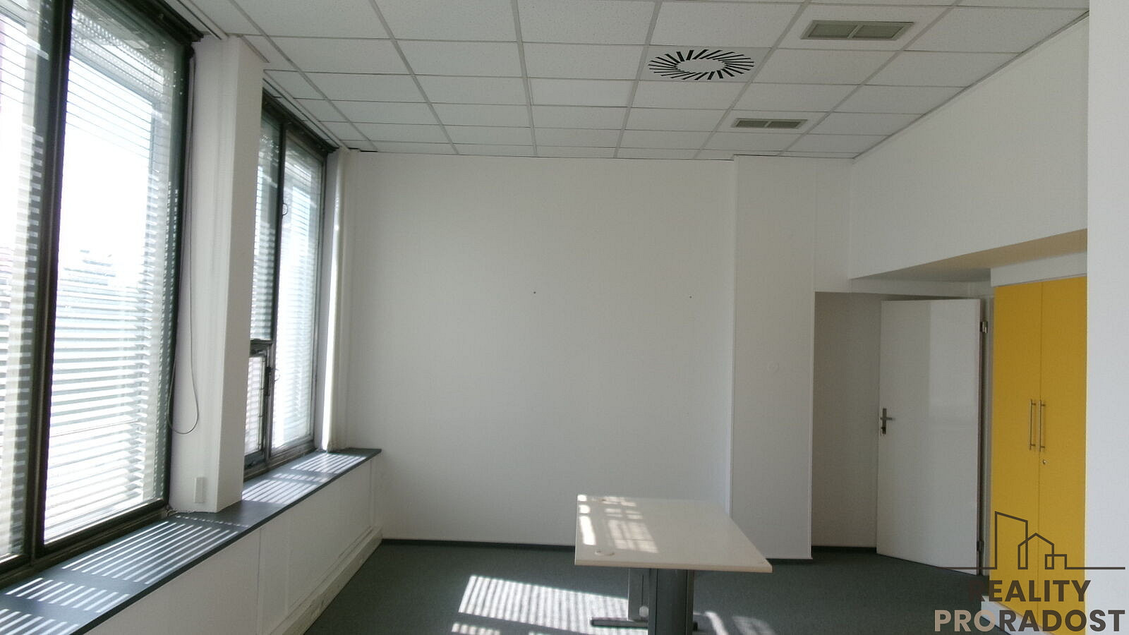 Pronájem kanceláře 35 m² – pohled 3