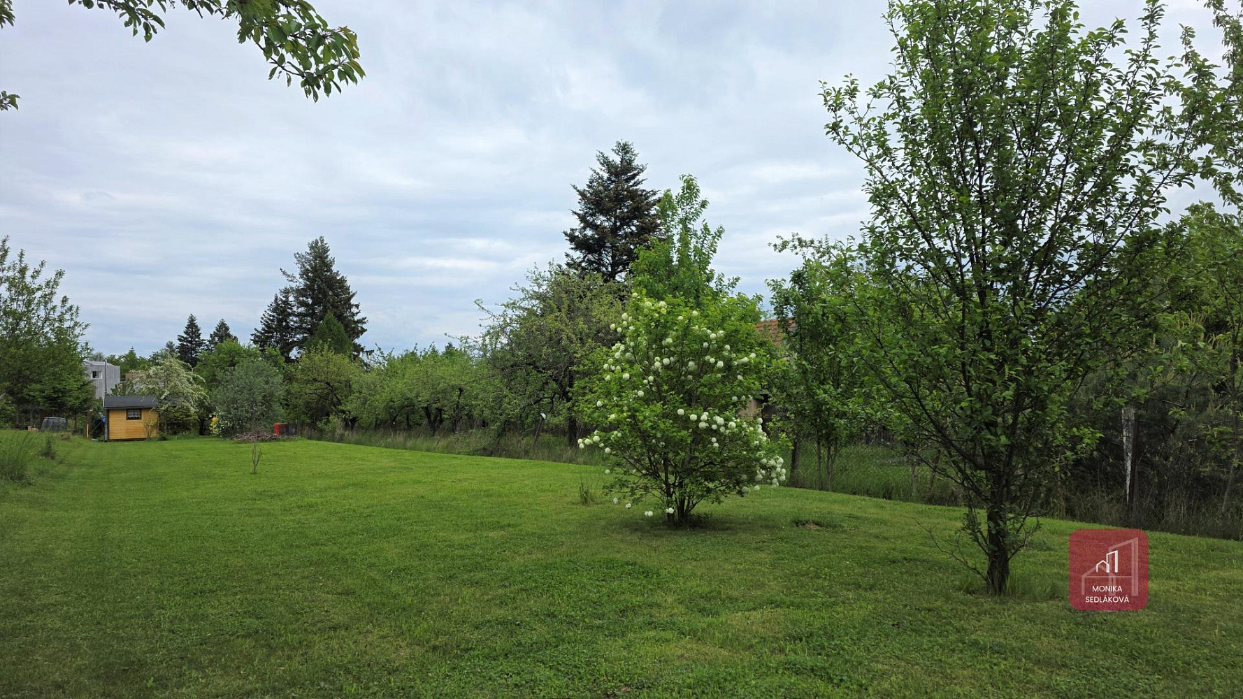 Prodej stavebního pozemku 2 011 m² – fotografie 2