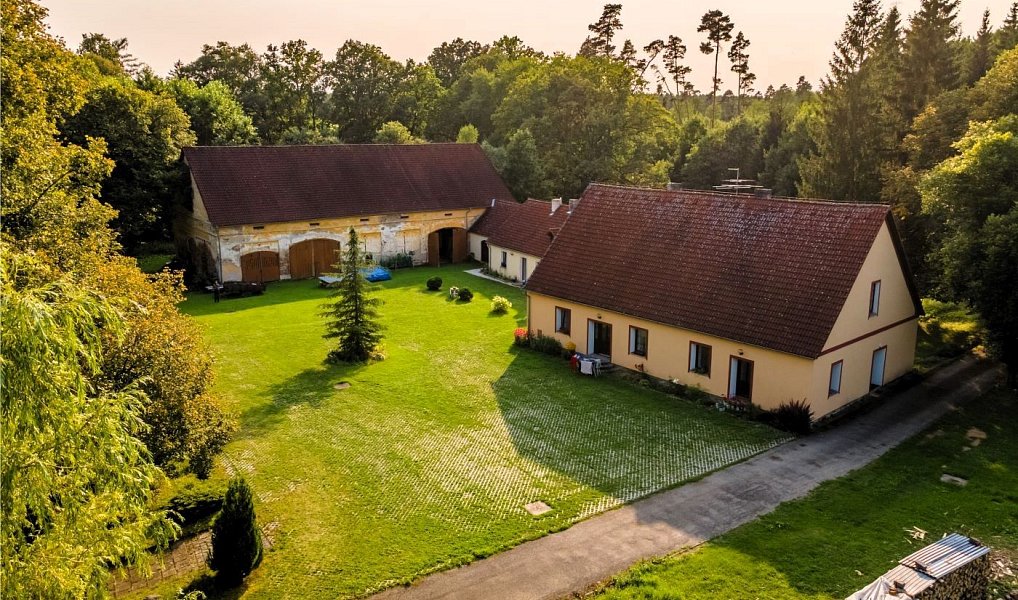 Prodej vily 500 m² s pozemkem 372 118 m², Bělčice – náhled fotky 3