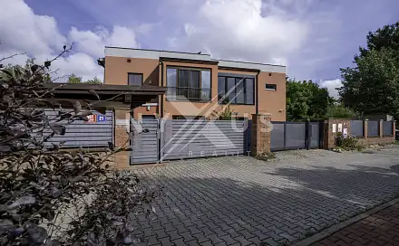 Pronájem domu 204 m² s pozemkem 402 m², Nad sadem, Praha 10 - Dolní Měcholupy