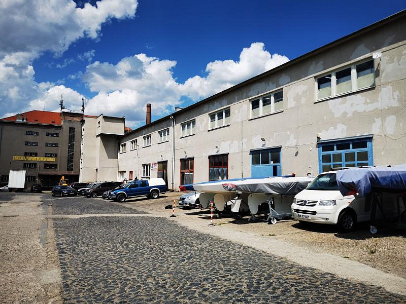Prodej obchodních prostor 1 400 m²