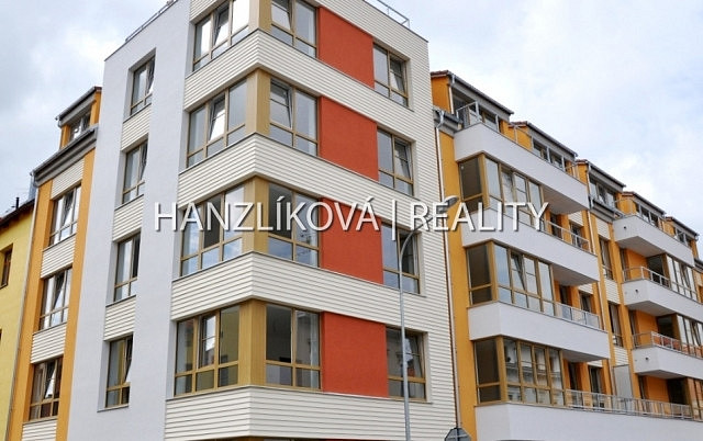 Pronájem parkovacího stání v novostavbě, b. smetany