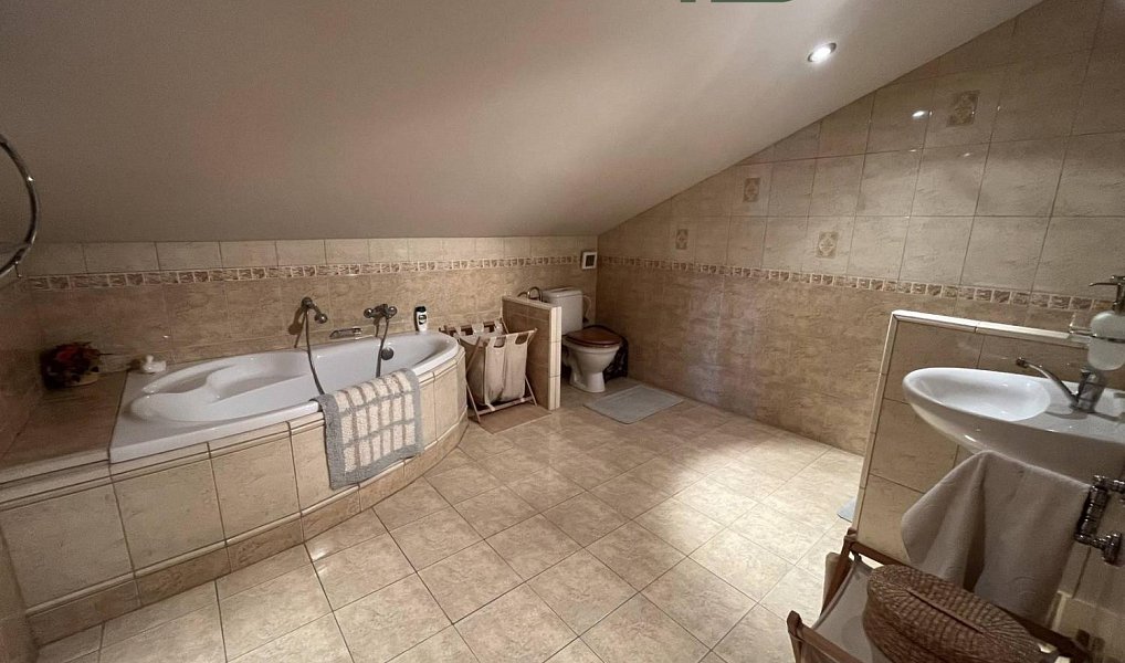 Prodej domu 573 m² s pozemkem 1 944 m², Holice – náhled fotky 7