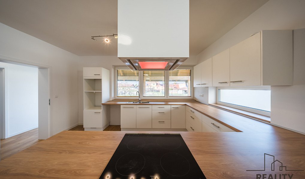 Prodej domu 225 m² s pozemkem 320 m², Vracov – náhled fotky 2