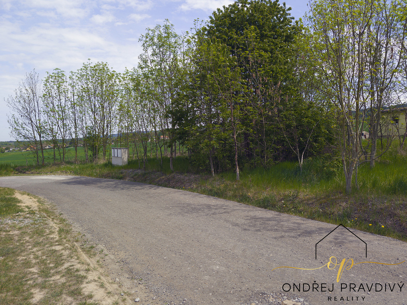 Prodej stavebního pozemku 984 m² – pohled 2
