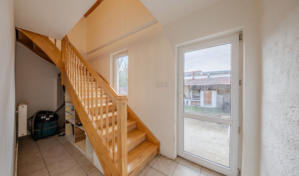 Prodej domu 182 m² s pozemkem 442 m², Komňa – náhled fotky 11