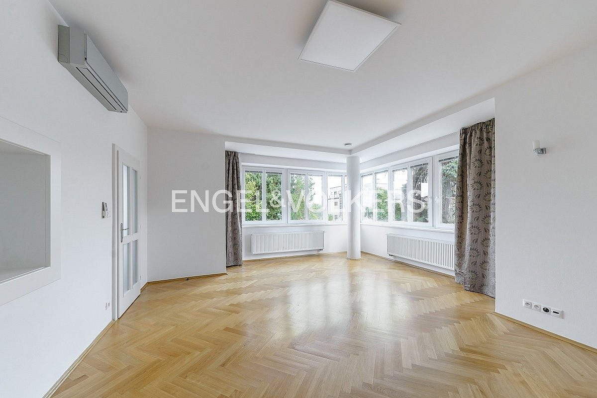 Pronájem domu 365 m² s pozemkem 1 223 m²