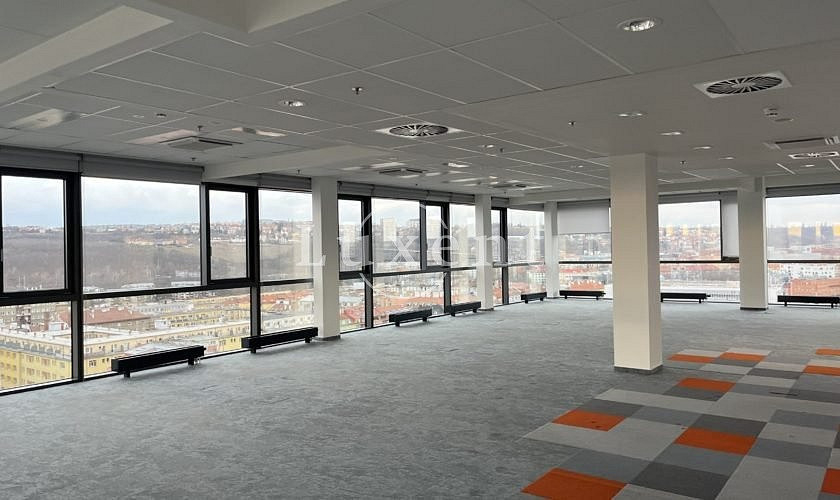 Pronájem kanceláře 600 m²
