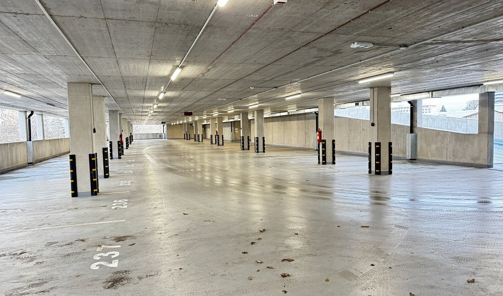 Pronájem krytého parkovacího stání v novostavbě bytového domu, Pardubice – náhled fotky 3