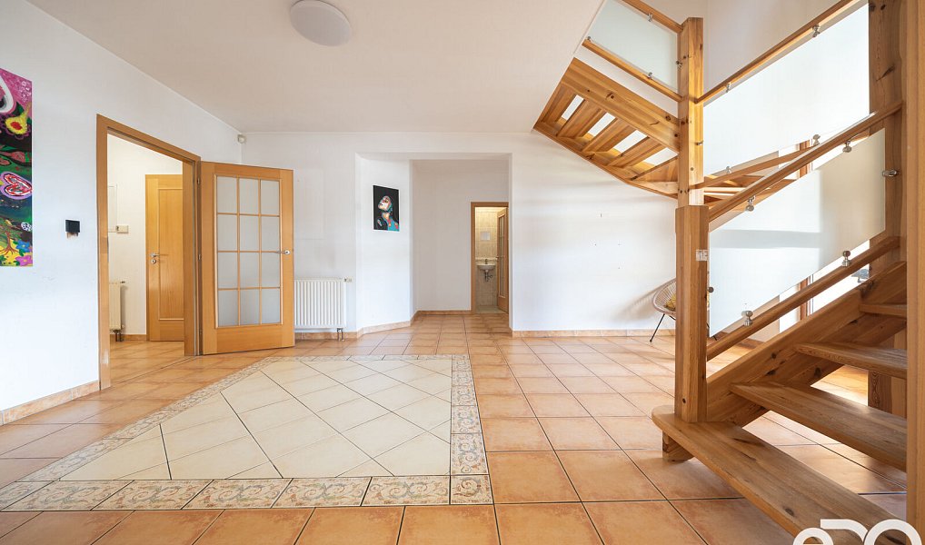 Prodej domu 340 m² s pozemkem 970 m², Kosořice – náhled fotky 2