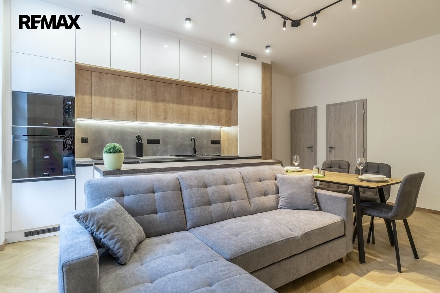 Pronájem bytu 2+kk 62 m² – pohled 2