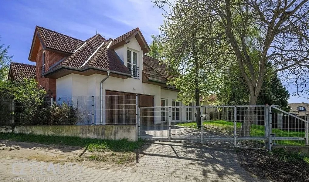 Prodej domu 300 m² s pozemkem 1 300 m², Praha – náhled fotky 2