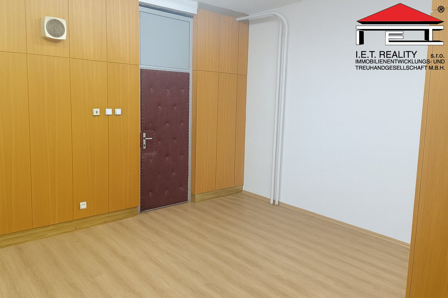 Pronájem kanceláře 53 m² — photo 2