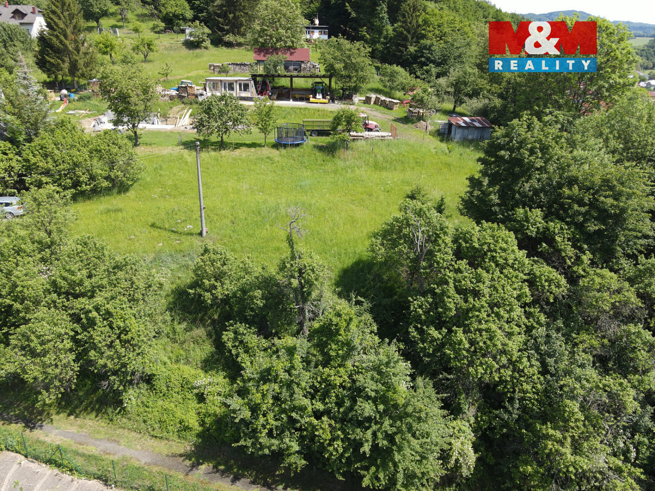 Prodej stavebního pozemku 1 932 m² – pohled 2