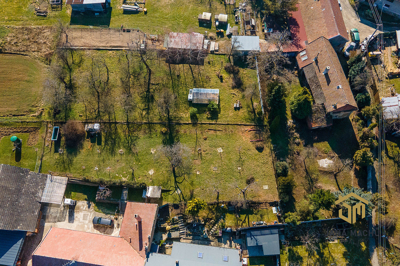 Prodej stavebního pozemku 1 920 m² – pohled 2