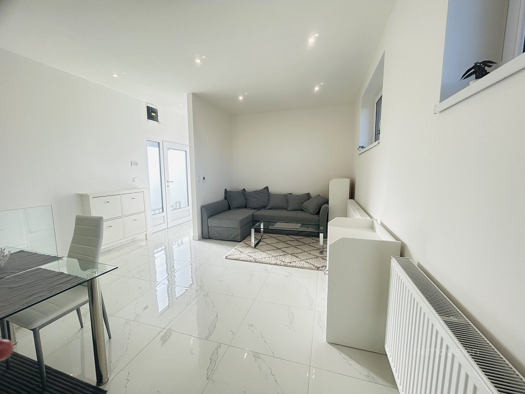Pronájem bytu 2+kk 55 m² – fotografie 3