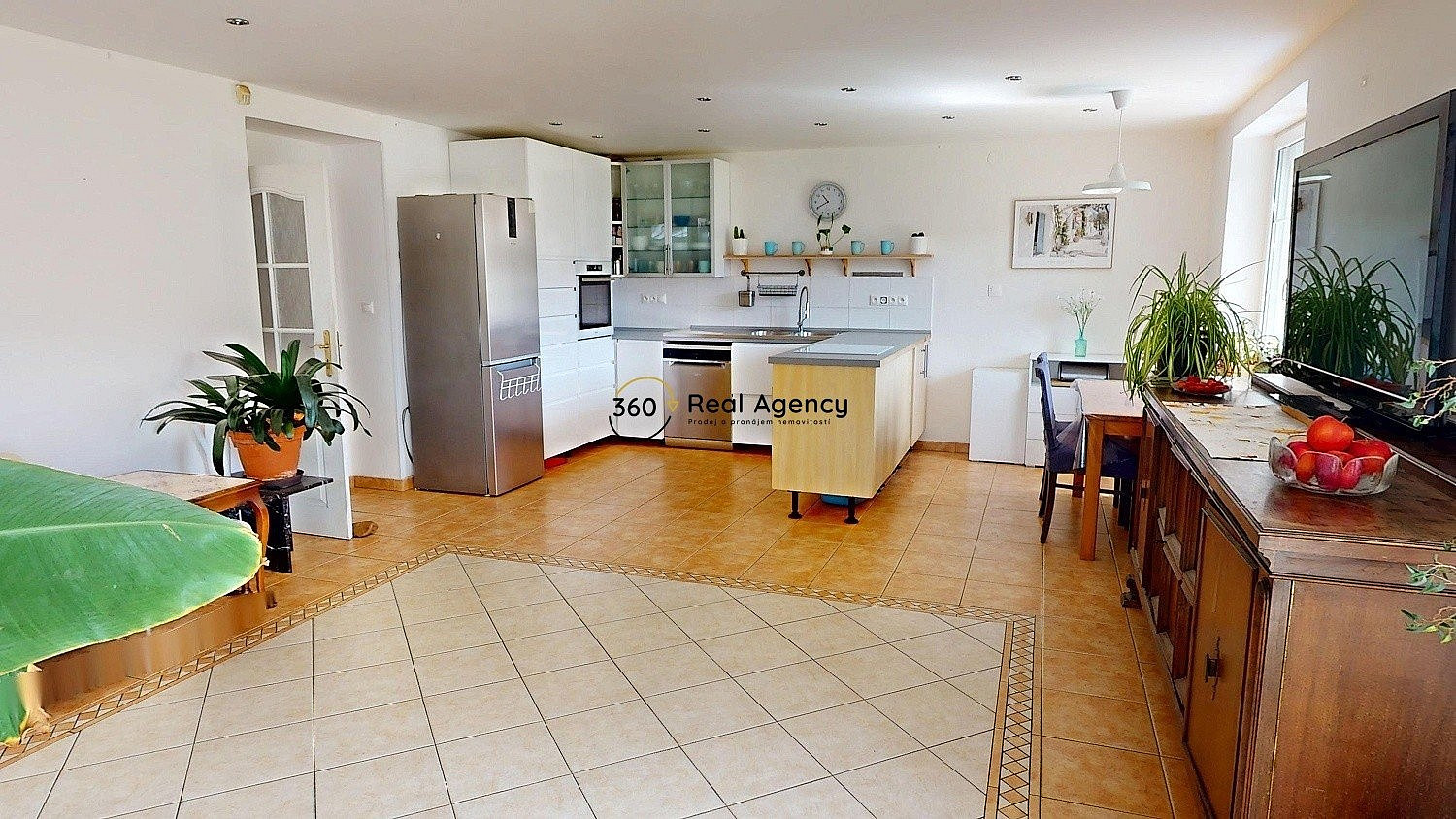 Pronájem domu 163 m² s pozemkem 700 m² — photo 2