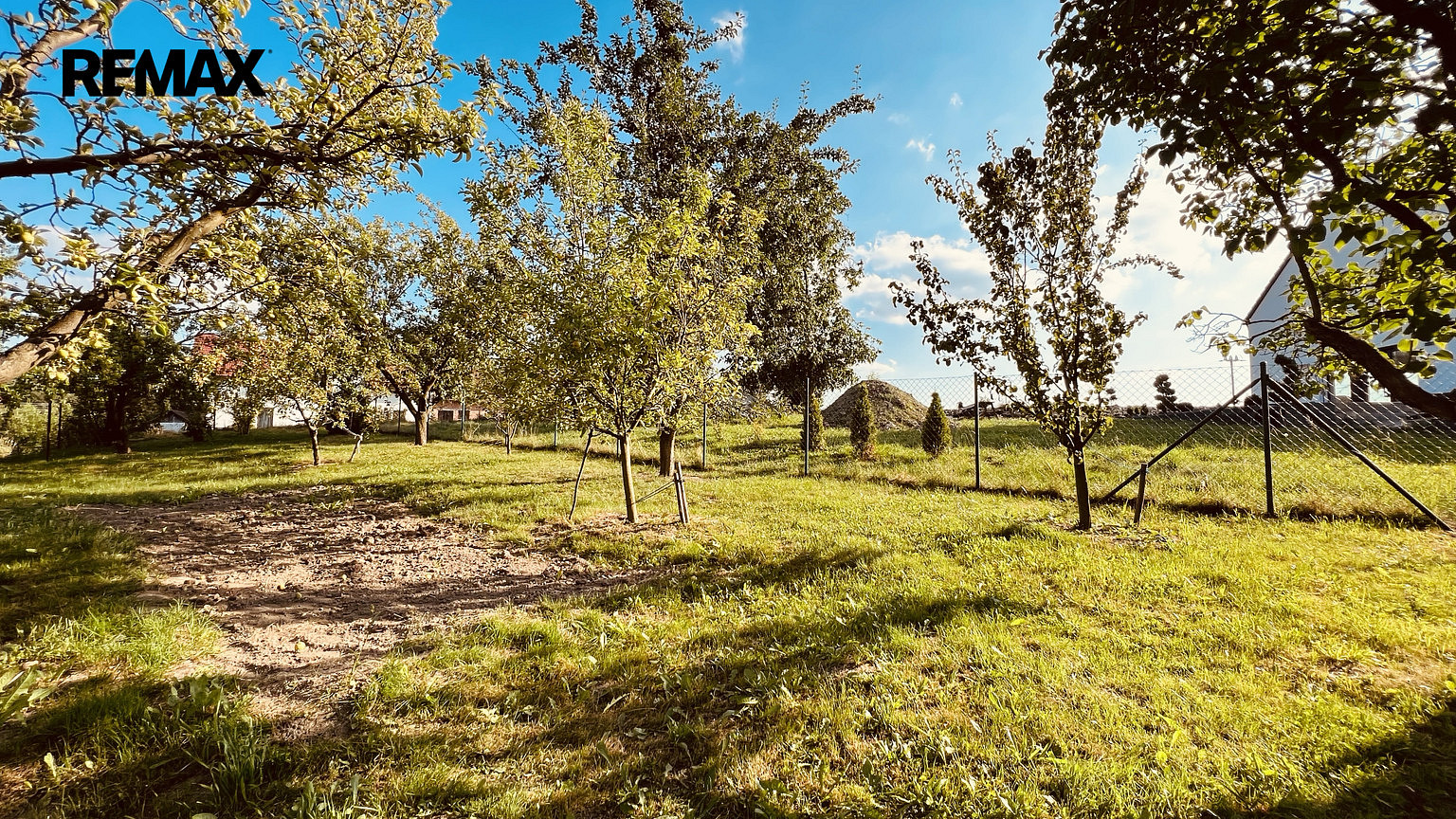 Prodej stavebního pozemku 960 m² – fotografie 3