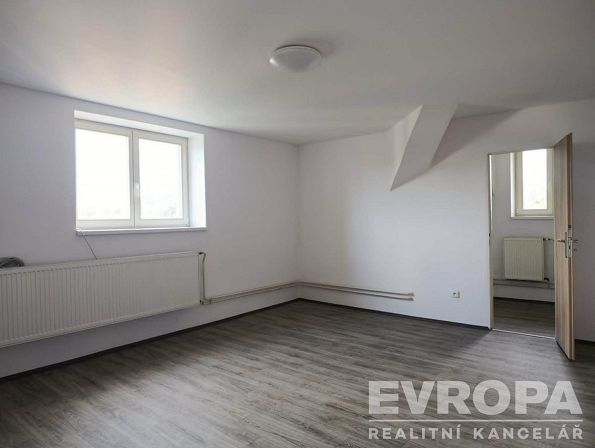 Pronájem bytu 2+1 70 m² – fotografie 3