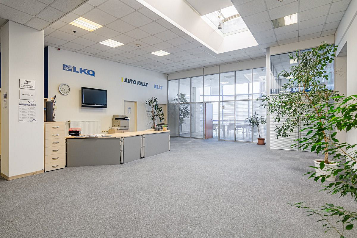 Pronájem kanceláře 1 000 m² – fotografie 2