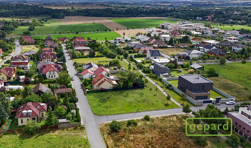 Prodej stavebního pozemku 1 196 m², Jesenice – náhled fotky 2