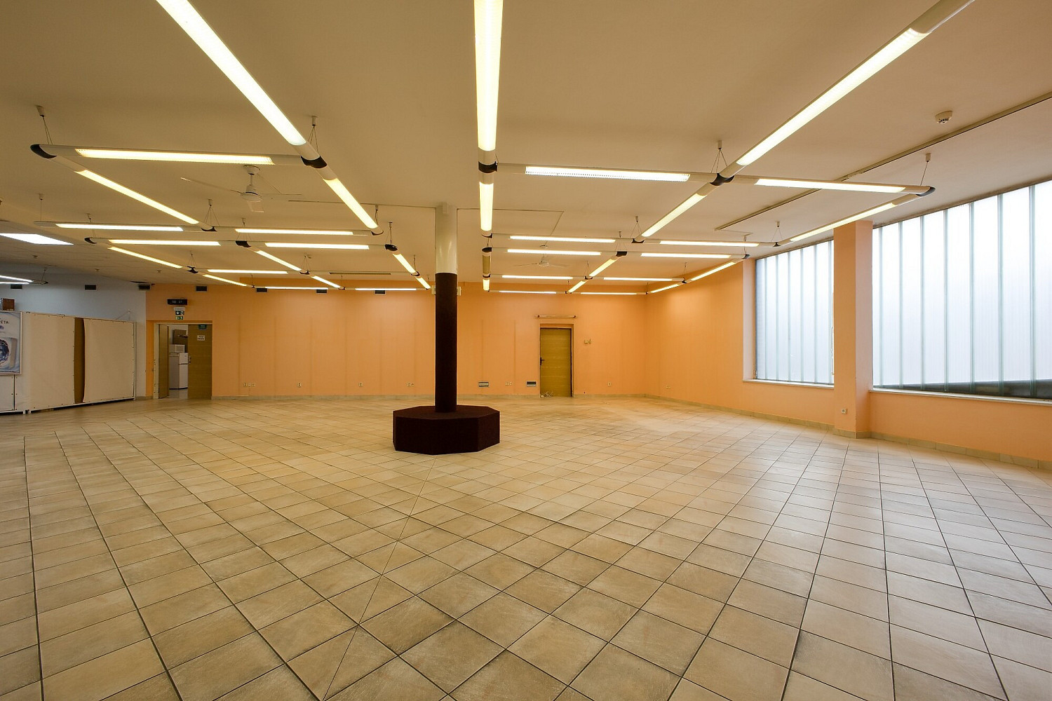 Pronájem obchodních prostor 86 m² – fotografie 3