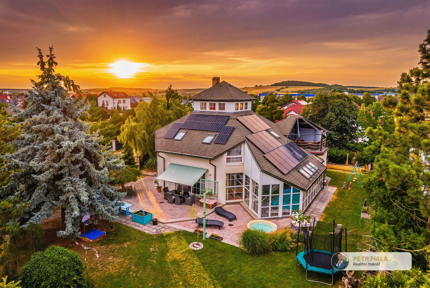 Prodej domu 305 m² s pozemkem 1 174 m²
